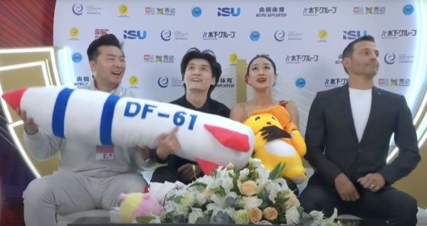 离谱!一个玩偶让美联社破防?中国花滑选手遭国际滑联调查 离谱!一个玩偶让美联社破防?中国花滑选手遭国际滑联调查