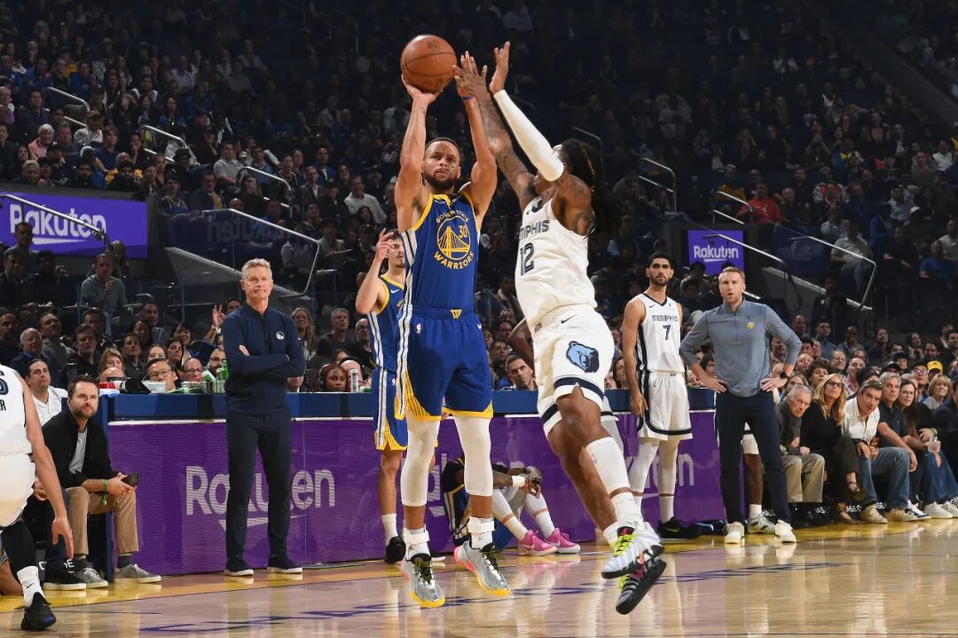 NBA | 杨(yáng)瀚(hàn)森(sēn)背(bèi)靠(kào)背(bèi)仅(jǐn)得(de)1分(fēn),约(yuē)基(jī)奇(qí)三(sān)场(chǎng)三(sān)双(shuāng)创(chuàng)纪(jì)录(lù)